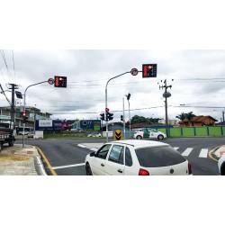 O semáforo na confluência da Avenida Padre Natal Pigatto com a Rua Xavier da Silva entrou em operação